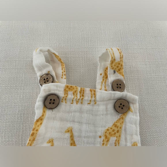 🦒 👶🏻 CUTEST baby romper with giraffe print by Mud Pie in size 0-3 months! - Picture 3 of 7